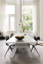witte eettafel met zwarte stoelen white dining table with black chairs vtwonen 02 2018 fotografie jansje kl witte eettafel witte eetkamers eetkamer zwart