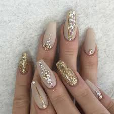 Lange Stumpfe Nagel Mit Steinen Und Glitter Brillante Beigefarbe Goldene Linie Tolle Manikure Glassteinnagel Nageldesign Wunderschone Nagel