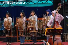 Terdapat banyak sekali metode yang digunakan untuk memainkan alat musik tradisional ini, seperti digoyang, ditiup, dipetik, dipukul bahkan digesek. 11 Alat Musik Tradisional Khas Jawa Barat Salah Satunya Angklung Dan Calung Aneka Budaya Indonesia