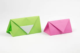 Lipatkan kertas pembalut hadiah kepada dua bahagian. Cara Membuat Dompet Origami
