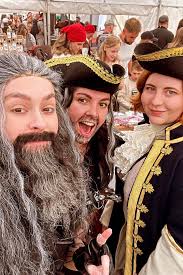 Con O'Neill as Izzy Hands