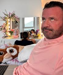 Papas girl 🥰. I've gotta carry her through to bed but gonna sit here like  this for a while 1st purely for my own selfish reasons 🤷🏻‍♂️💖 also  that's my pink snood