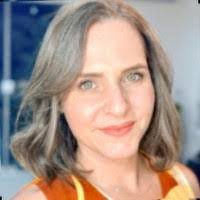 Karen Veiga's Instagram, Twitter & Facebook