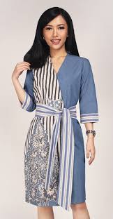 Baju wanita, baju wanita kerja, baju kantor wanita, baju wanita kasual (www.fashionbaju.com). Batik Kultur Tqbd Vertical Stripes Gunungan Light Blue Brown White Natural Dye Dress Model Pakaian Baju Atasan Wanita Gaya Busana