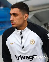 A first Chelsea start for Djordje Petrovic! 🟡