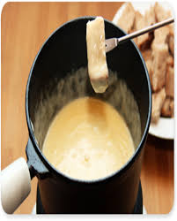 Fondue Aux 3 Fromages Pour 4 Personnes Recettes Elle A Table Recette Fondue Savoyarde Recette Fondue Savoyarde Recette