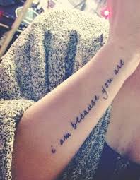 Tatouage Phrase Sur Le Cote De L Avant Bras 30 Jolis Messages A Se Faire Tatouer Elle