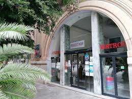 Le mélange rouge et noir est aussi chic que le noir et blanc, un mix nettement pour accompagner le rouge du smoking, un petit top très basique, à manches courtes, noir qui contrastera, comme il ne fait pas encore super. Cinema Rouge Et Noir Home Facebook