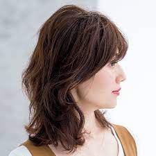 くびれフォルム ゆるパーマで若々しく 人気のくびれミディアム アラフィーのための春ヘア ミディアム編 ミディアムヘア ヘアスタイリング 50代 ヘアスタイル ミディアム