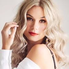 Melanie Dyer's Instagram, Twitter & Facebook