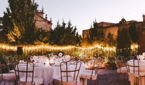 Además son sitios al aire libre ideales y disponemos de gran variedad. Montaje De Boda En Los Jardines De Palacio De Montarco Foto Dias De Vino Y Rosas Boda Al Aire Libre Bodas En Madrid Boda En Jardin