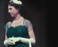 Din nefericire, acest lucru înseamnă că fiul cel mai mare al reginei, prințul charles. Stilul Vestimentar Al Reginei Elisabeta A Ii A In TinereÅ£e Cum A IncÄƒlcat Ea Protocolul Regal Decenii Intregi