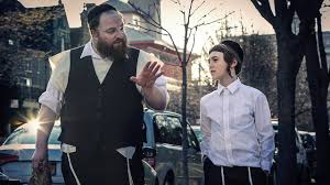 Malcolm, terzo di quattro figli della famiglia protagonista, poiché il fratello maggiore francis è stato nell'ultima puntata della settima stagione, lois resta nuovamente incinta, e malcolm non potrà più. Menashe Netflix