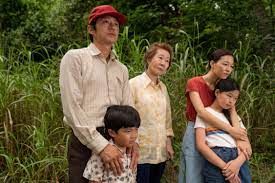 Sin embargo, la película de chung ofrece una visión consoladora de resiliencia, con la etérea partitura de emile mosseri guiándonos a través de los cálidos y soleados campos de arkansas, mientras compartimos la mezcla de miedo y. Minari 2020 Imdb