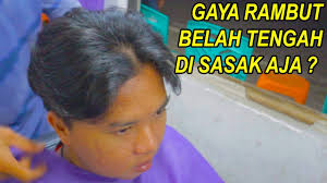 Gaya rambut belah tengah kerap diidentikkan dengan penampilan cowok yang cupu dan jadul. Gaya Rambut Belah Tengah Cara Potong Nya Bagaimana Step By Step Youtube