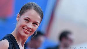 Paula beer on christian petzold's methodical approach and telling a berlin fairytale with. Europaischer Filmpreis Schauspielerin Paula Beer Nominiert Filme Dw 04 11 2017
