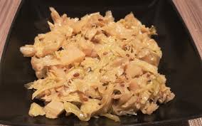 La verza in padella porta in tavola uno di quei contorni che possono essere preparati velocemente e portano in tavola qualcosa di diverso. Un Contorno Invernale Verza Stufata Con Aceto Di Mele