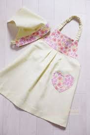 幼稚園児が1人でも脱ぎ着しやすい子ども用エプロンのデザインと作り方 無料型紙も エプロンのデザイン 子供エプロン 子供エプロン 型紙