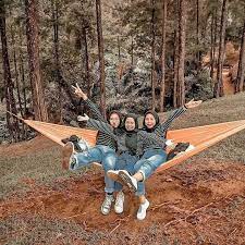 Cahaya lampu yang menjilat malam itu pun lenyap bersamanya. 55 Ide Sahabat Bertiga Sahabat Foto Sahabat Foto Teman