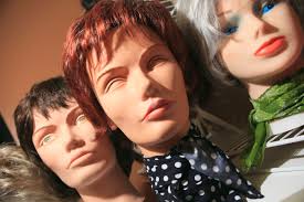 Armaron bancos solidarios de pelucas para acompañar a mujeres y chicas con  cáncer