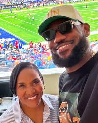 LeBron James & His Mother Gloria James 🖤