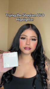 Vanessa Testet Den Highlighter in Einer Ufo Form