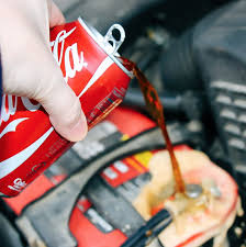 15 Cosas Que Puedes Hacer Con El Refresco De Cola En Lugar De Bebertelo Refrescos De Cola Trucos De Limpieza Trucos Caseros