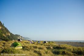 Mezi restaurace v blízkém okolí patří: Prairie Creek Redwoods State Park California Tents Among Sanddunes At Gold Bluffs Beach Campground California Travel State Parks Summer Travel