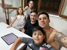 Comenzó en las inferiores de deportivo maipú, de la provincia de mendoza, argentina. Enzo Perez On Twitter Noche De Parchis Yomequedoencasa