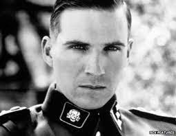 Josephine langford, hero fiennes tiffin, selma blair, jennifer beals, peter gallagher. Was Soll Man Bei Der Figur Amon Goth In Schindlers Liste Empfinden Film