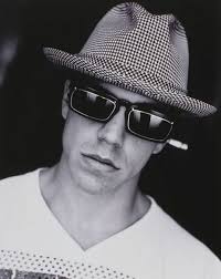 Davis was questionable entering game 4 on sunday because of a knee injury suffered in game 3. Anthony Kiedis In Vintage Idc I Want Those Glasses Red Hot Chili Peppers Anthony Kiedis Anthony Keidis