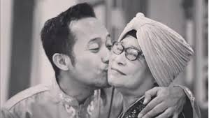 Denny sendiri mengaku mendapat informasi sang ibu meninggal ketika tengah syuting sebuah. Tue Wqtl0awo4m