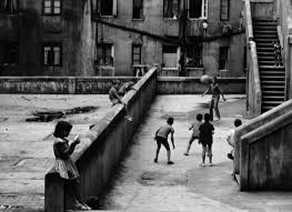 Niño, chico rubio, jugando a la hopscotch en la calle, verano. Cuando La Calle Eras Tu Opinion