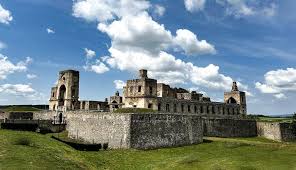 TuiTam.INFO | Zamek „Krzyżtopór” klimatyczne ruiny w Ujeździe |