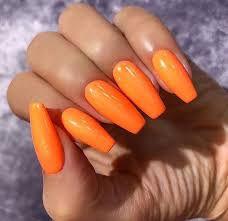 Atrévete a lucir moderna y fabulosa usando esmaltes de uñas que resalten tu tono de piel. Que Color De Esmalte Deben Pintarse Las Morena