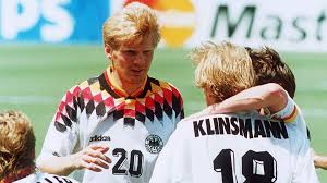 Den aktuellen kader sieht er schwächer als in der abgelaufenen saison. Vor 25 Jahren Stefan Effenberg Zeigt Stinkefinger Tut Mir Im Nachhinein Leid Sportbuzzer De