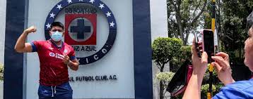 Sudadera cierre fútbol cruz azul campeón 9 estrellas máquina. Aficionados De Cruz Azul Acuden A La Noria A Tomarse Foto Con El Escudo Con 9 Estrellas