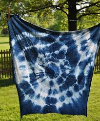 Black And Blue Tie Dye Pattern 15 Shibori Tie Dye Folding Techniques To Step Up Your Tie Dye Game Craft Gossip Tie Dye Folding Techniques Shibori Tie Dye Tie Dye Diy