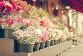 Pin By Edith Acosta On Floristerias Table Decorations Flower Shop Decor