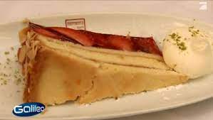 Frischen erdbeerkuchen müssen sie nicht unbedingt mit einem biskuitboden zubereiten, denn es reicht auch aus, wenn sie einen einfachen mürbeteig backen. Erdbeerkuchen Von Elisabeth Guschak
