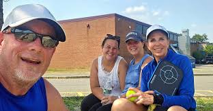 How to adjust the volume of commentators and commercials?