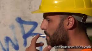 Horny construction worker fucks bottom slut in the open - XNXX.COM