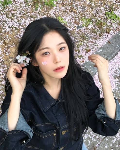 벚꽃의 의인화' 프로미스나인 백지헌, 봄 향기 가득한 셀카[SNS는 지금] : 네이트 연예