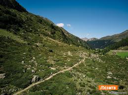 La swiss epic es una de las mejores carreras por etapas del mundo si lo que valoras son los senderos y los paisajes. Recorrido De La Swiss Epic 2021 Mas Bajada Que Subida Y Mas De 2 000m Al Dia De Media