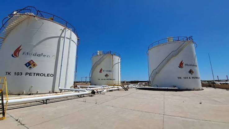 Instalaciones heredadas de la anterior operadora en las áreas adjudicadas., generada por IA