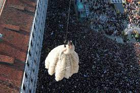 L'emozionante volo dell'angelo del carnevale apre ufficialmente i festeggiamenti del carnevale in piazza san marco. Volo Dell Angelo Al Carnevale Di Venezia La Nostra Italia