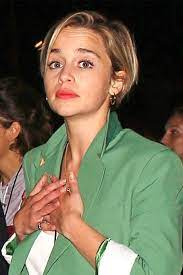 Emilia Clarke Just Got A Teeny Tiny Pixie Haircut And Looks Unrecognizable Pixie Haircut Pixie Hairstyles Short Pixie Haircuts
