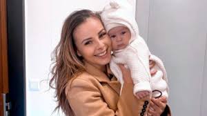 Kolekce podle kategorie agat reznik. Super Sexi Babicka Mama Moniky Bagarovej S Vnuckou V Naruci