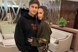 Фанаты обсуждают в соцсетях его печальное обращение к поклонникам, в котором он тоже просил о поддержке. Jujlsjrun0rb9m