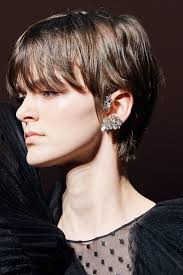 Ich zeige euch in dem heutigen video 3 verschiedene sehr einfache alltagsfrisuren für kurze haare bzw. Galerie Die Schonsten Kurzhaarfrisuren 2020 Vogue Germany